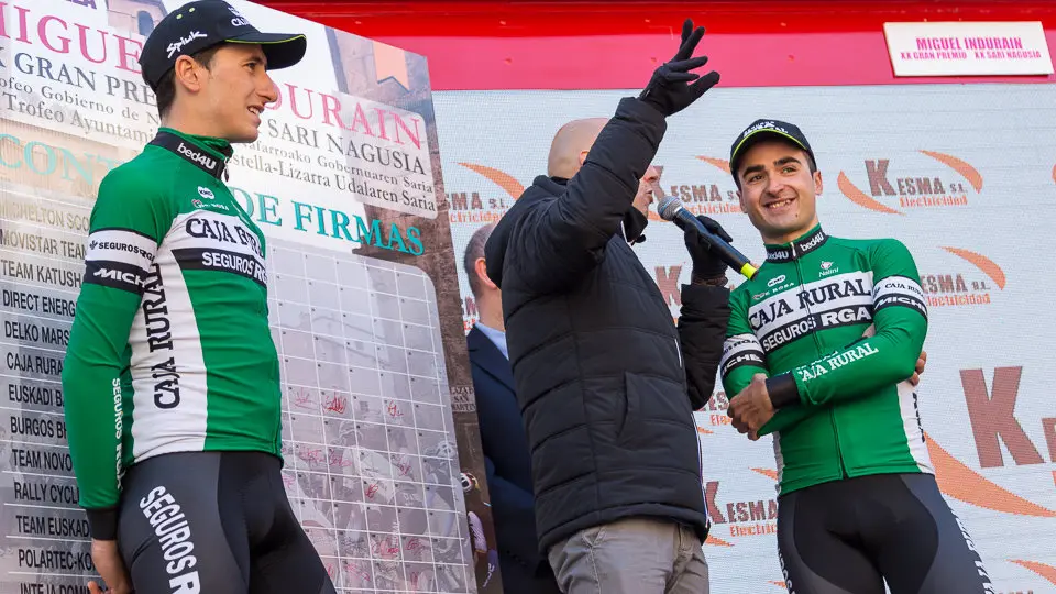 Corredores del equipo Caja Rural-Seguros RGA, que cuenta con los navarros Josu Zabala y Julen Amezqueta, en el control de firmas del XX Gran Premio Miguel Induráin (15). IÑIGO ALZUGARAY