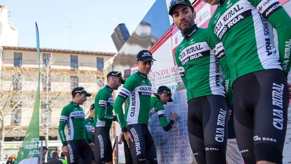 Corredores del equipo Caja Rural-Seguros RGA, que cuenta con los navarros Josu Zabala y Julen Amezqueta, en el control de firmas del XX Gran Premio Miguel Induráin (08). IÑIGO ALZUGARAY