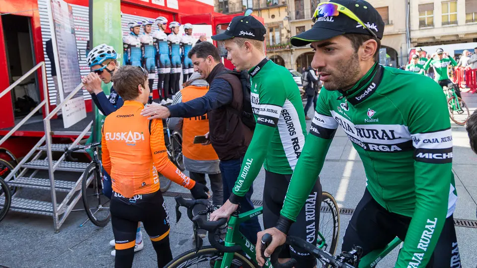 Corredores del equipo Caja Rural-Seguros RGA, que cuenta con los navarros Josu Zabala y Julen Amezqueta, en el control de firmas del XX Gran Premio Miguel Induráin (01). IÑIGO ALZUGARAY
