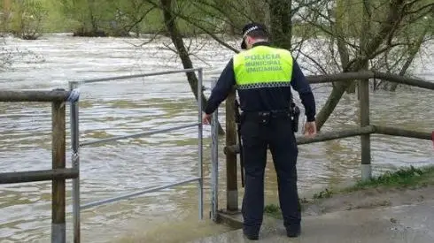 Un policía municipal vigila el caudal del Arga en Pamplona POLICÍA MUNICIPAL DE PAMPLONA