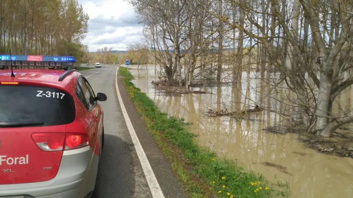 El río Aragón a punto de desbordarse en Santacara POLICÍA FORAL