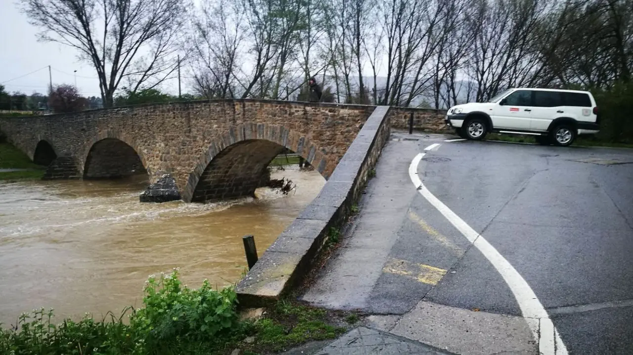 Puente de Miluze en Pamplona con la crecida del Arga GUARDERÍO FORESTAL