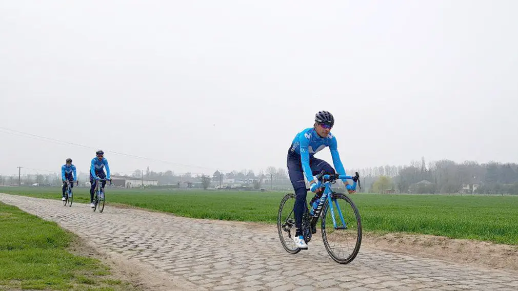 Los 'navarros' del Movistar Team prueban una de las etapas más difíciles del próximo Tour de Francia. La etapa, entre Arras y Roubaix, es una de las fechas señaladas por la dificultad que añade el adoquín en varios tramos del recorrido. MOVISTAR TEAM