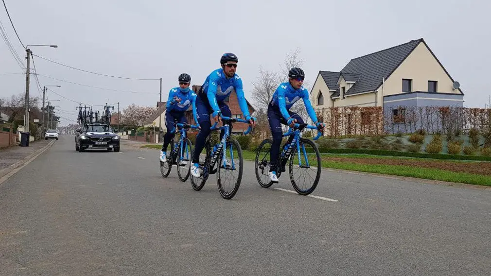 Los 'navarros' del Movistar Team prueban una de las etapas más difíciles del próximo Tour de Francia. Durante dos días, los ciclistas han aprovechado para probar distintas ruedas y materiales sobre el pavé. MOVISTAR TEAM