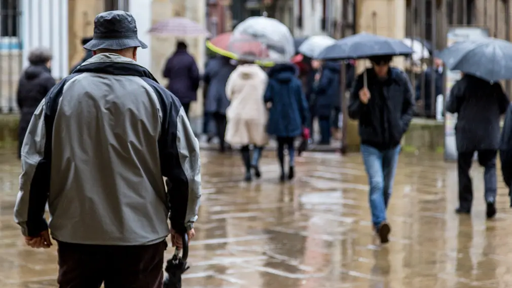 La lluvia obliga a suspender el retorno de San Fermín desde la Catedral, que se pospone hasta este día-La lluvia obliga a suspender el retorno de San Fermín desde la Catedral. IÑIGO ALZUGARAY