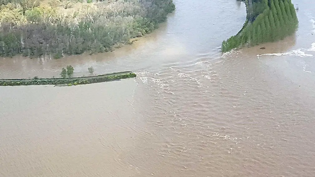 La crecida del Ebro ha roto un dique a su paso por Valiterra. POLICÍA FORAL