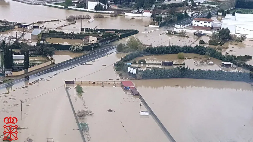 La NA 128, que un Peralta y Marcilla, ha sido cortada por la crecida del Ebro. POLICÍA FORAL