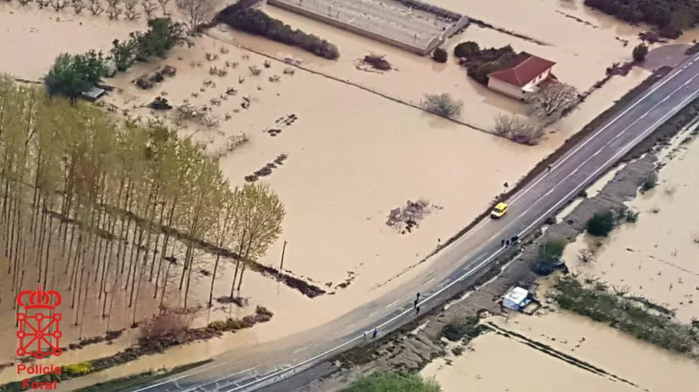 La NA 134 en Milagro, con un carril ya inundado por el crecimiento del río Aragón. POLICÍA FORAL