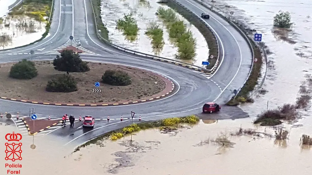 Rotonda de la N113 en Castejón anegada por la crecida del Ebro. POLICÍA FORAL