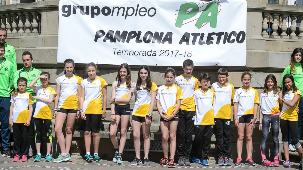 Los equipos masculino y femenino del Grupompleo Pamplona Atlético realizan la foto oficial de la temporada 2017_18. PABLO LASAOSA 04