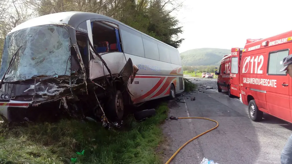 Accidente entre un autobús y un coche en Lanz (2) GOBIERNO DE NAVARRA