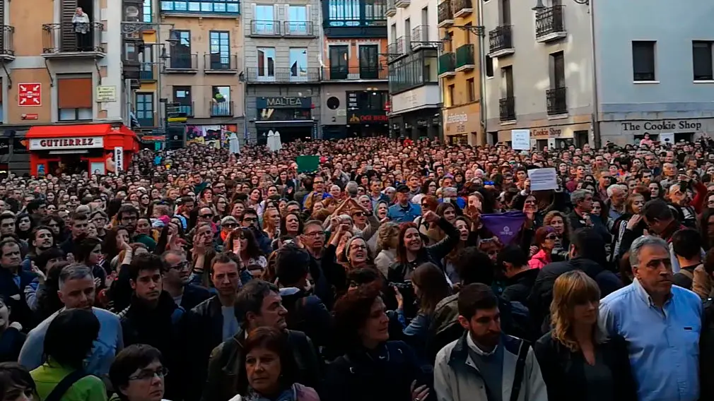 Multitudinaria concentración junto al Ayuntamientol de Pamnplona en protesta por la condena a 'La Manada' JAVIER OLAVERRI