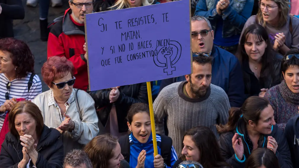 Multitudinaria concentración en la Plaza del Ayuntamiento de Pamplona en protesta por la sentencia en el caso de la violación de 'La Manada' (08). IÑIGO ALZUGARAY