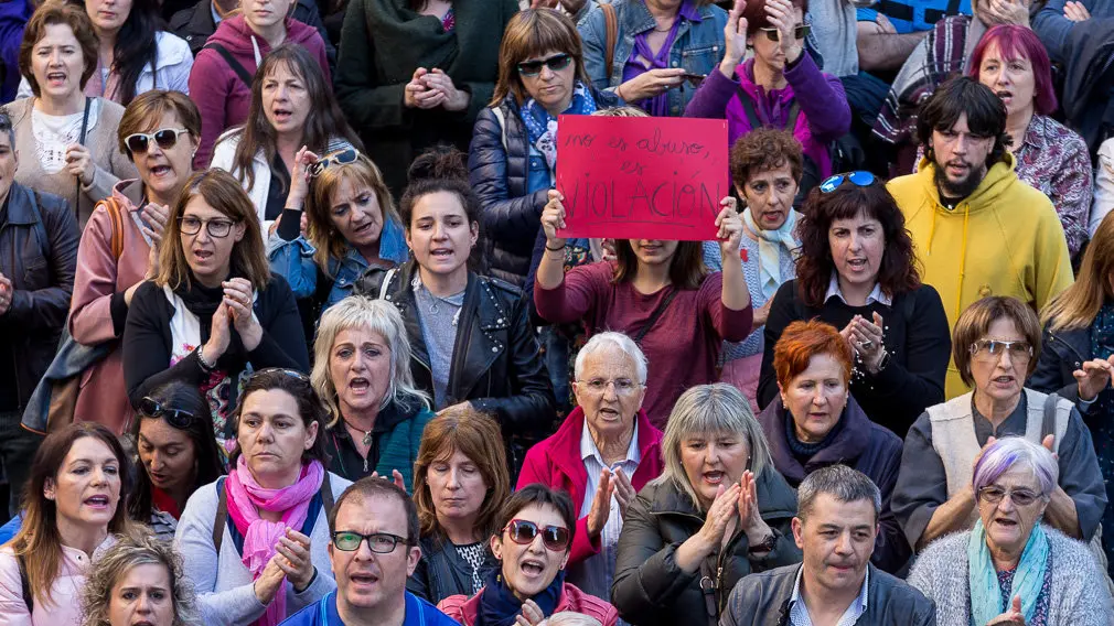 Multitudinaria concentración en la Plaza del Ayuntamiento de Pamplona en protesta por la sentencia en el caso de la violación de 'La Manada' (10). IÑIGO ALZUGARAY