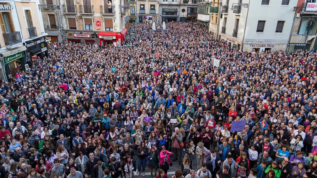 Multitudinaria concentración en la Plaza del Ayuntamiento de Pamplona en protesta por la sentencia en el caso de la violación de 'La Manada' (12). IÑIGO ALZUGARAY