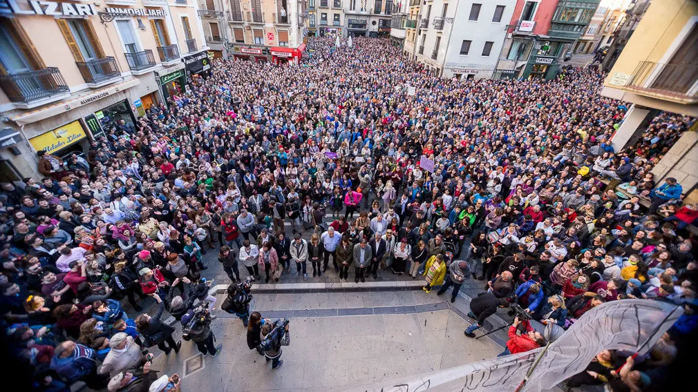 Multitudinaria concentración en la Plaza del Ayuntamiento de Pamplona en protesta por la sentencia en el caso de la violación de 'La Manada' (13). IÑIGO ALZUGARAY