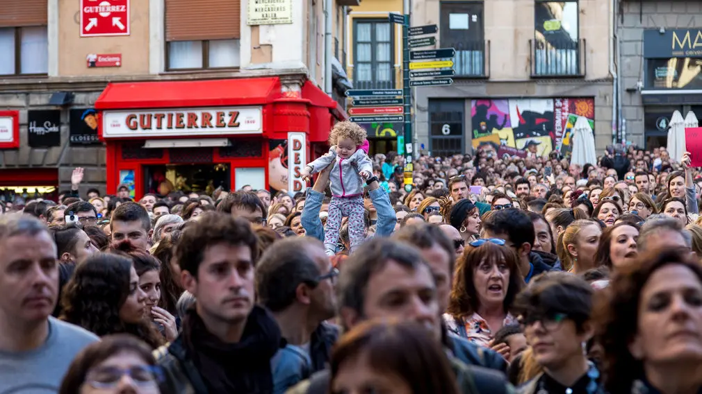 Multitudinaria concentración en la Plaza del Ayuntamiento de Pamplona en protesta por la sentencia en el caso de la violación de 'La Manada' (16). IÑIGO ALZUGARAY