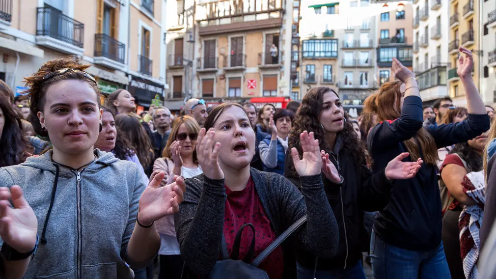 Multitudinaria concentración en la Plaza del Ayuntamiento de Pamplona en protesta por la sentencia en el caso de la violación de 'La Manada' (18). IÑIGO ALZUGARAY