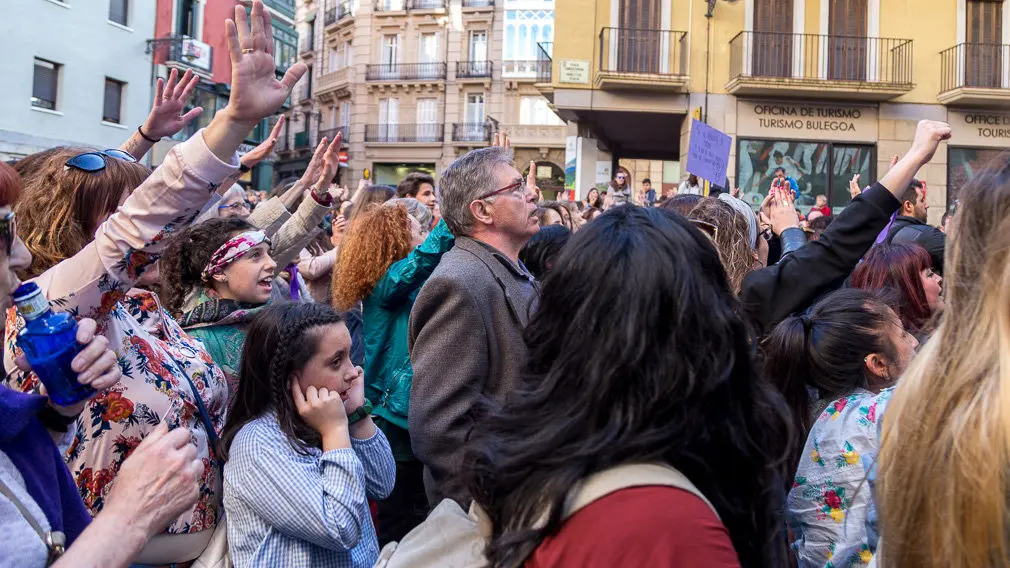 Multitudinaria concentración en la Plaza del Ayuntamiento de Pamplona en protesta por la sentencia en el caso de la violación de 'La Manada' (20). IÑIGO ALZUGARAY