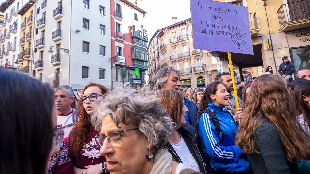Multitudinaria concentración en la Plaza del Ayuntamiento de Pamplona en protesta por la sentencia en el caso de la violación de 'La Manada' (23). IÑIGO ALZUGARAY