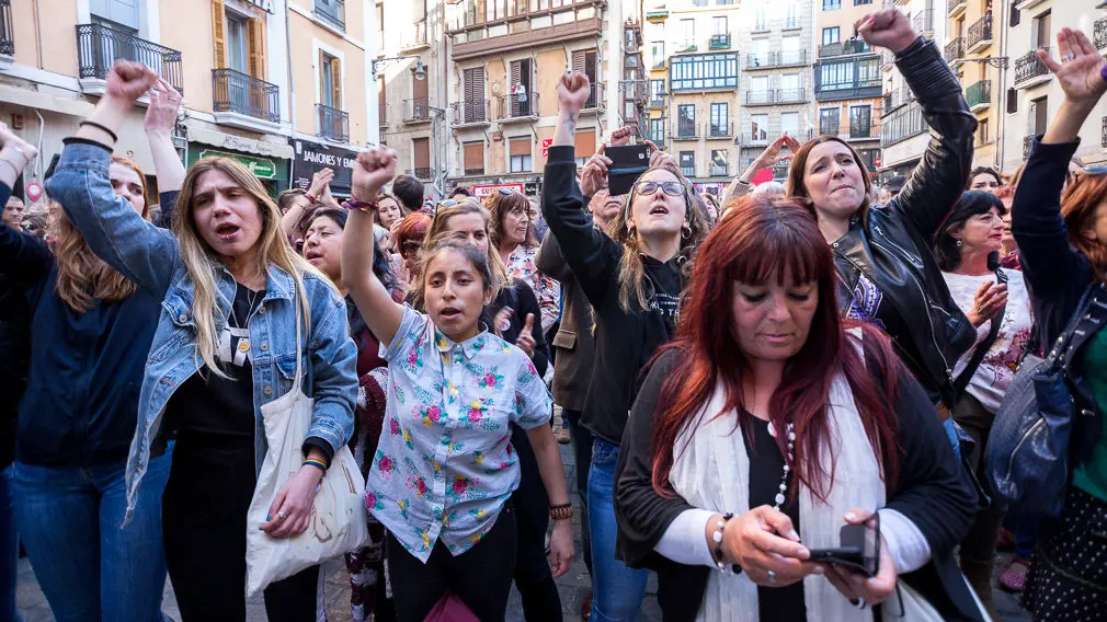 Multitudinaria concentración en la Plaza del Ayuntamiento de Pamplona en protesta por la sentencia en el caso de la violación de 'La Manada' (24). IÑIGO ALZUGARAY