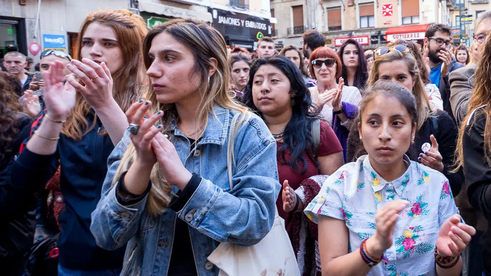 Multitudinaria concentración en la Plaza del Ayuntamiento de Pamplona en protesta por la sentencia en el caso de la violación de 'La Manada' (28). IÑIGO ALZUGARAY