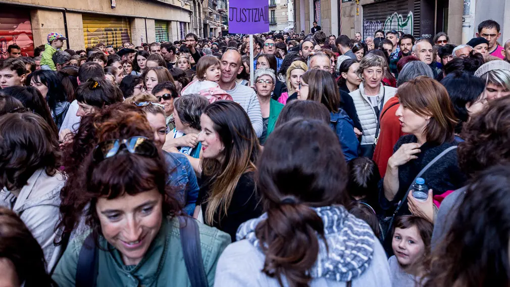 Multitudinaria concentración en la Plaza del Ayuntamiento de Pamplona en protesta por la sentencia en el caso de la violación de 'La Manada' (35). IÑIGO ALZUGARAY
