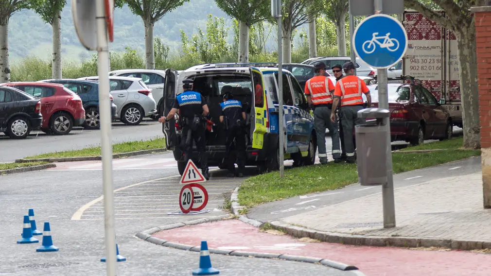 Agentes de la Policía Foral y la Policía Local de Barañáin participan en el primer control preventivo de uso de la bicicleta (01). IÑIGO ALZUGARAY