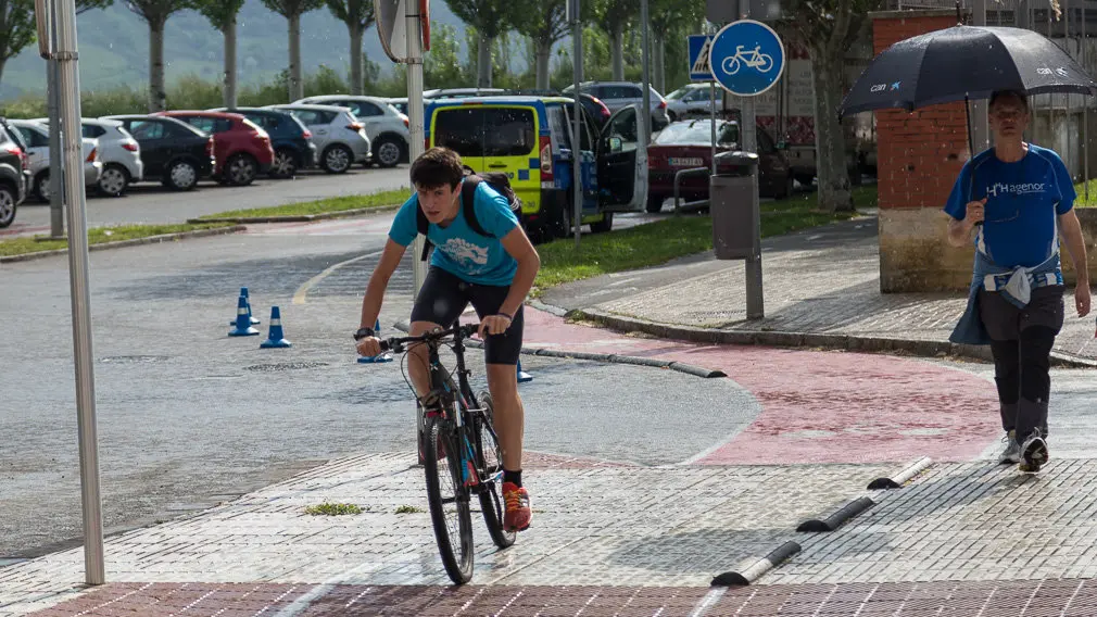 Agentes de la Policía Foral y la Policía Local de Barañáin participan en el primer control preventivo de uso de la bicicleta (03). IÑIGO ALZUGARAY