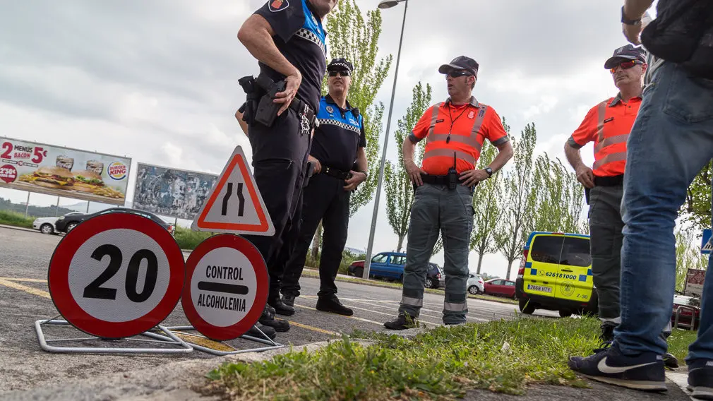 Agentes de la Policía Foral y la Policía Local de Barañáin participan en el primer control preventivo de uso de la bicicleta (04). IÑIGO ALZUGARAY