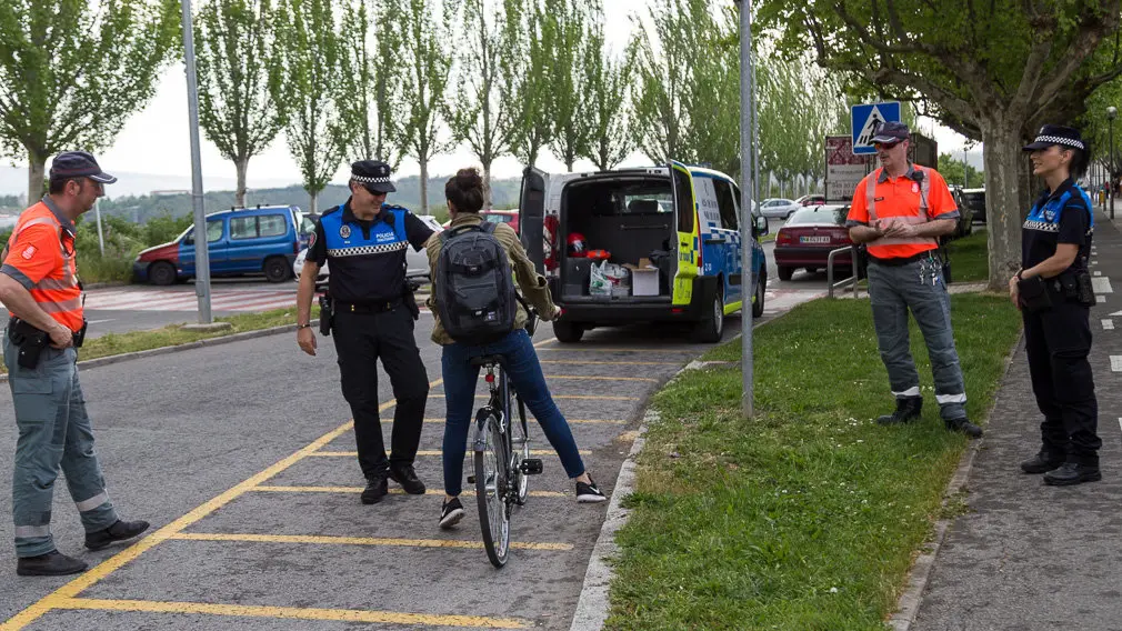 Agentes de la Policía Foral y la Policía Local de Barañáin participan en el primer control preventivo de uso de la bicicleta (06). IÑIGO ALZUGARAY