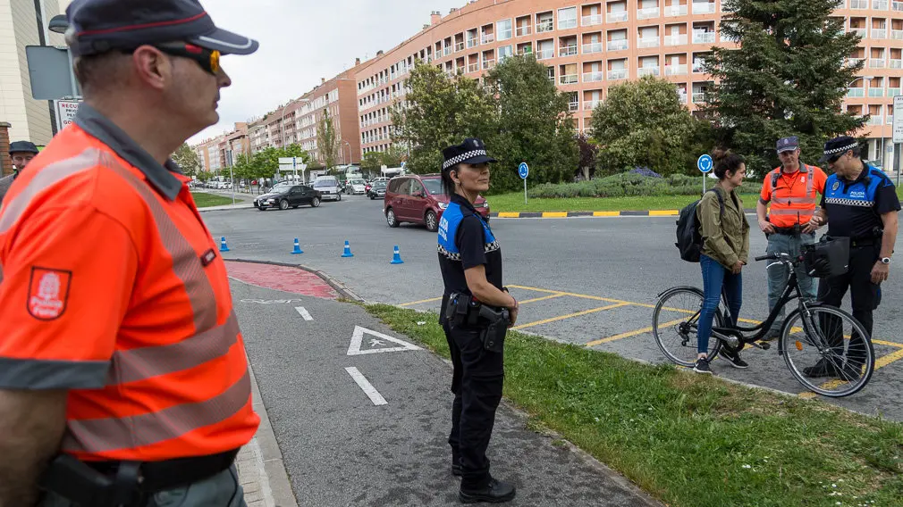 Agentes de la Policía Foral y la Policía Local de Barañáin participan en el primer control preventivo de uso de la bicicleta (08). IÑIGO ALZUGARAY