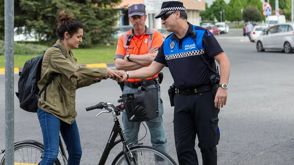 Agentes de la Policía Foral y la Policía Local de Barañáin participan en el primer control preventivo de uso de la bicicleta (09). IÑIGO ALZUGARAY