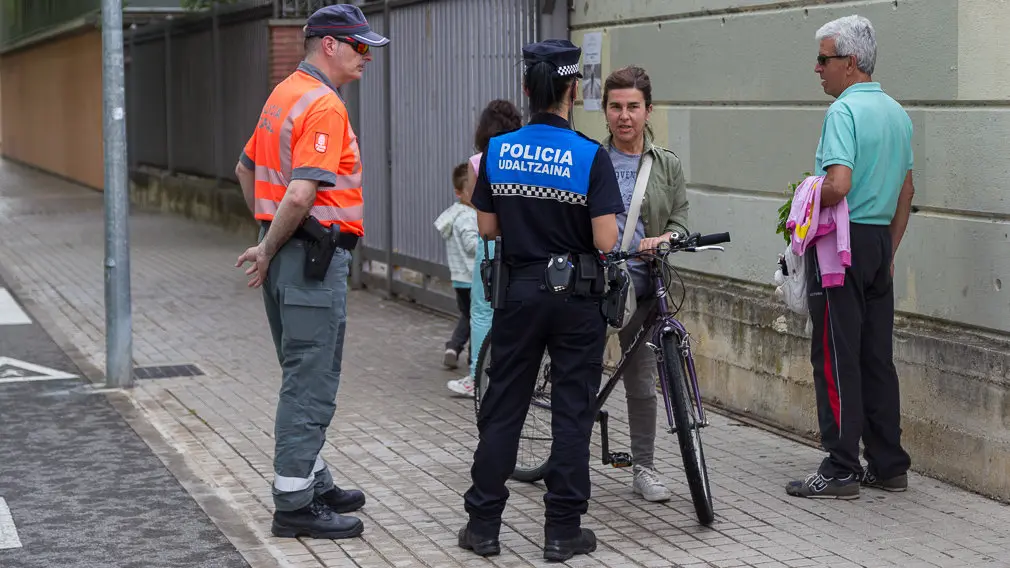 Agentes de la Policía Foral y la Policía Local de Barañáin participan en el primer control preventivo de uso de la bicicleta (13). IÑIGO ALZUGARAY
