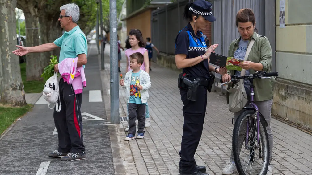 Agentes de la Policía Foral y la Policía Local de Barañáin participan en el primer control preventivo de uso de la bicicleta (15). IÑIGO ALZUGARAY