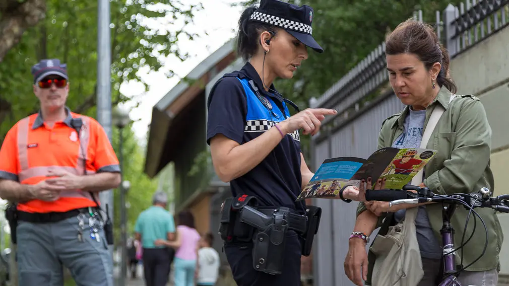 Agentes de la Policía Foral y la Policía Local de Barañáin participan en el primer control preventivo de uso de la bicicleta (16). IÑIGO ALZUGARAY