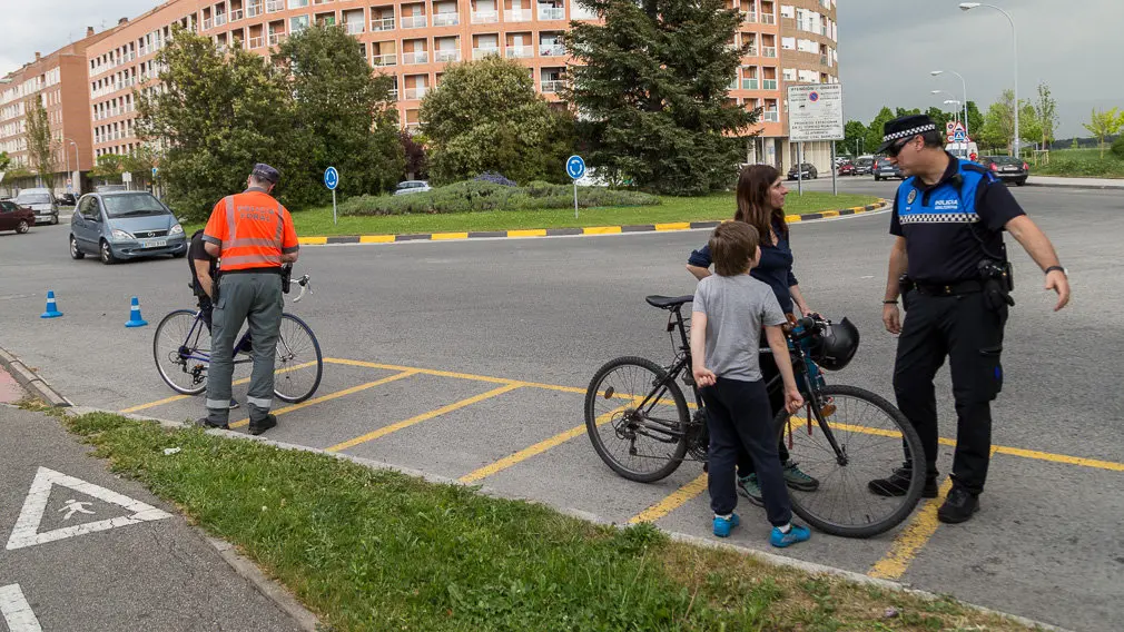Agentes de la Policía Foral y la Policía Local de Barañáin participan en el primer control preventivo de uso de la bicicleta (20). IÑIGO ALZUGARAY