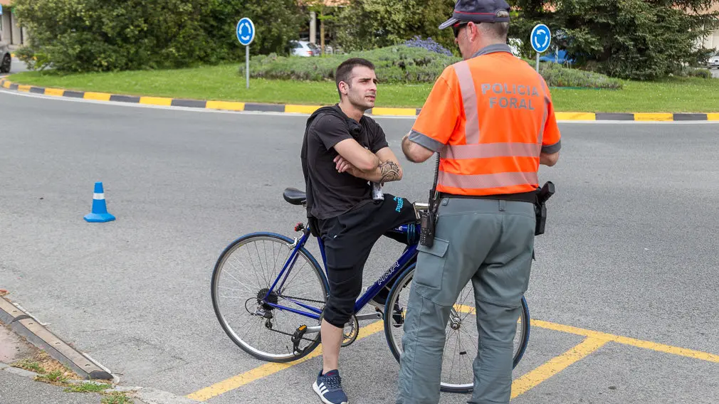 Agentes de la Policía Foral y la Policía Local de Barañáin participan en el primer control preventivo de uso de la bicicleta (23). IÑIGO ALZUGARAY