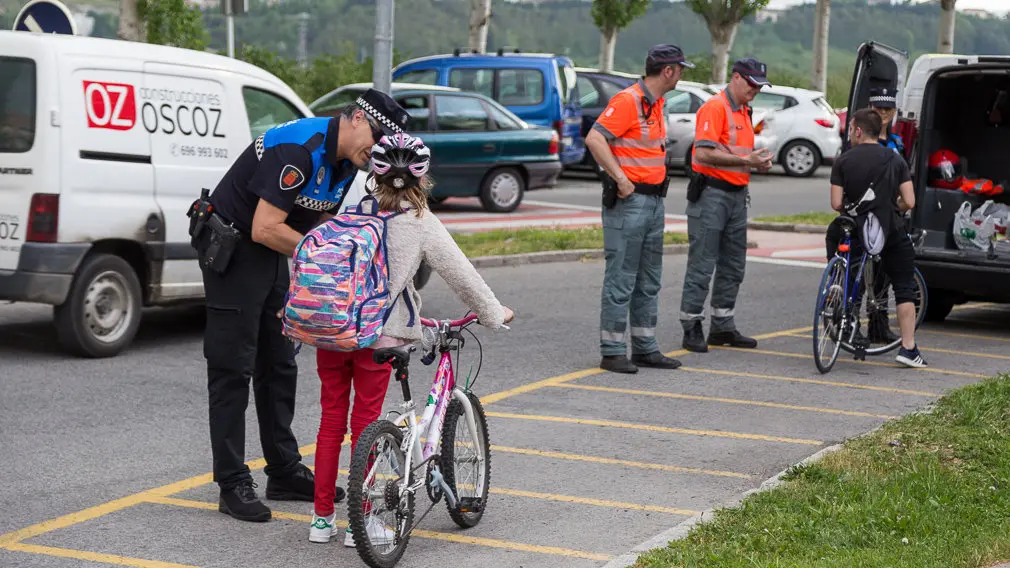 Agentes de la Policía Foral y la Policía Local de Barañáin participan en el primer control preventivo de uso de la bicicleta (25). IÑIGO ALZUGARAY