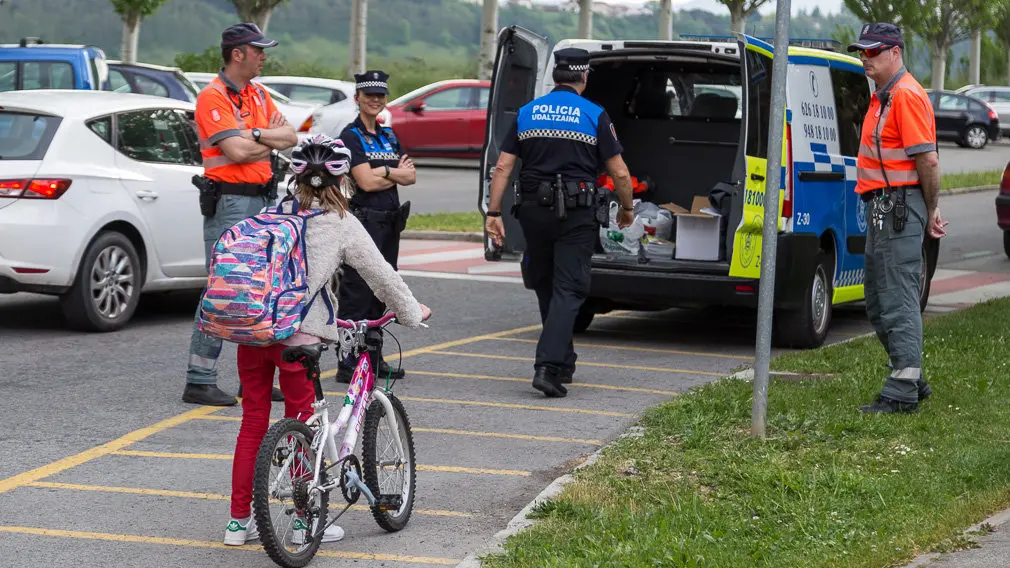Agentes de la Policía Foral y la Policía Local de Barañáin participan en el primer control preventivo de uso de la bicicleta (27). IÑIGO ALZUGARAY
