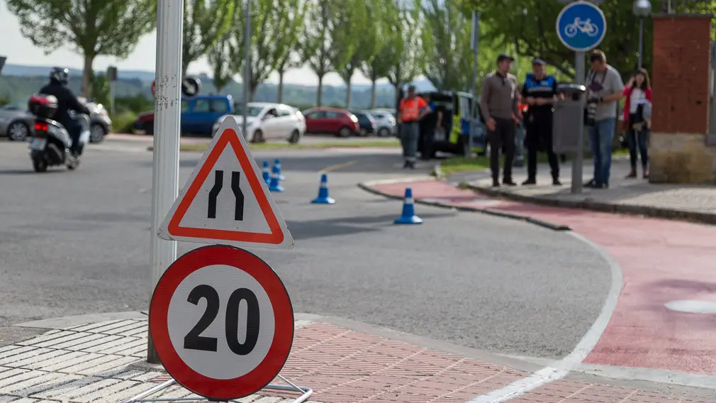 Agentes de la Policía Foral y la Policía Local de Barañáin participan en el primer control preventivo de uso de la bicicleta (28). IÑIGO ALZUGARAY