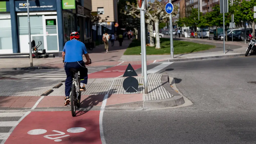 Agentes de la Policía Foral y la Policía Local de Barañáin participan en el primer control preventivo de uso de la bicicleta (29). IÑIGO ALZUGARAY