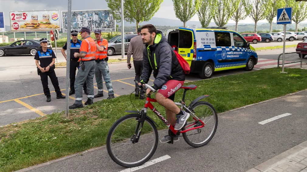 Agentes de la Policía Foral y la Policía Local de Barañáin participan en el primer control preventivo de uso de la bicicleta (31). IÑIGO ALZUGARAY