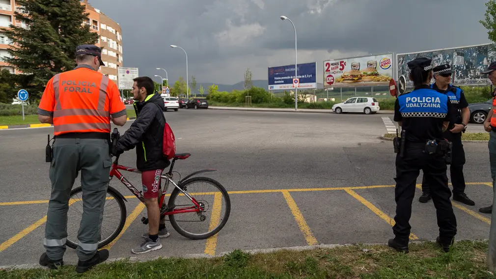 Agentes de la Policía Foral y la Policía Local de Barañáin participan en el primer control preventivo de uso de la bicicleta (32). IÑIGO ALZUGARAY