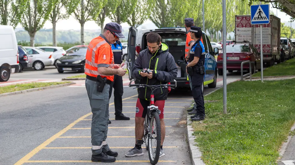 Agentes de la Policía Foral y la Policía Local de Barañáin participan en el primer control preventivo de uso de la bicicleta (34). IÑIGO ALZUGARAY