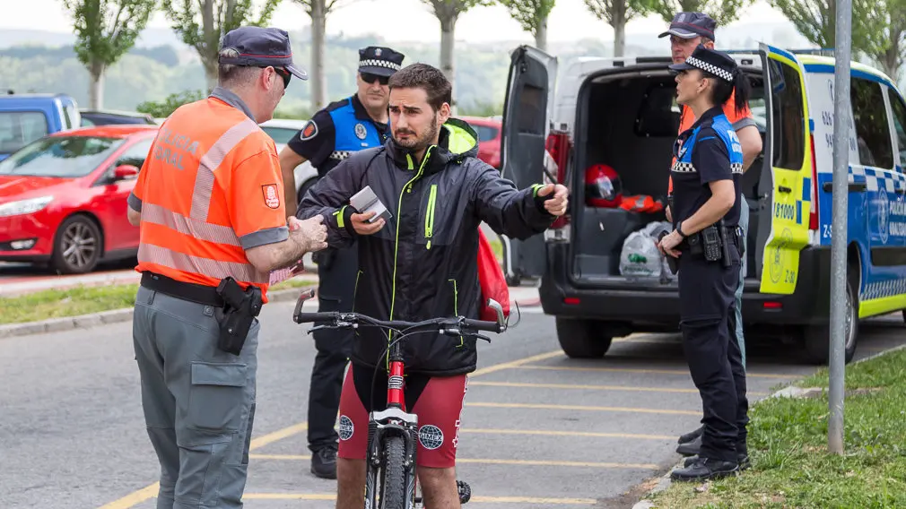 Agentes de la Policía Foral y la Policía Local de Barañáin participan en el primer control preventivo de uso de la bicicleta (35). IÑIGO ALZUGARAY