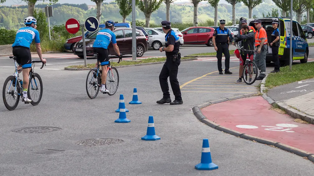 Agentes de la Policía Foral y la Policía Local de Barañáin participan en el primer control preventivo de uso de la bicicleta (36). IÑIGO ALZUGARAY