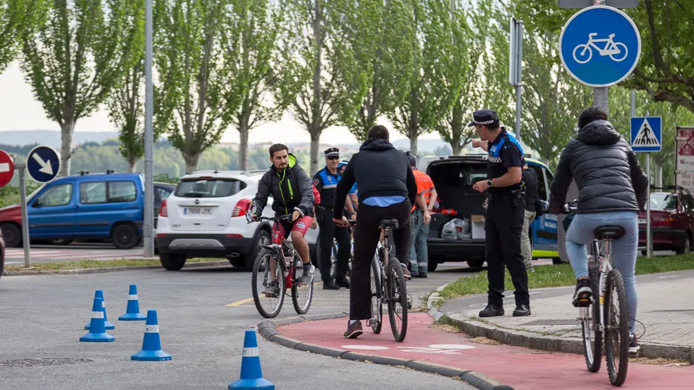 Agentes de la Policía Foral y la Policía Local de Barañáin participan en el primer control preventivo de uso de la bicicleta (38). IÑIGO ALZUGARAY
