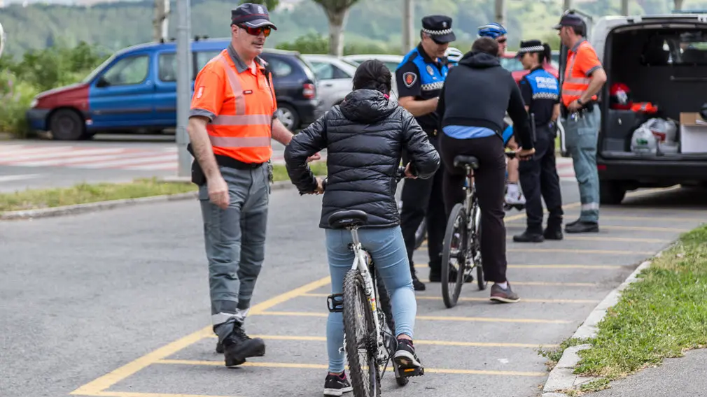 Agentes de la Policía Foral y la Policía Local de Barañáin participan en el primer control preventivo de uso de la bicicleta (39). IÑIGO ALZUGARAY