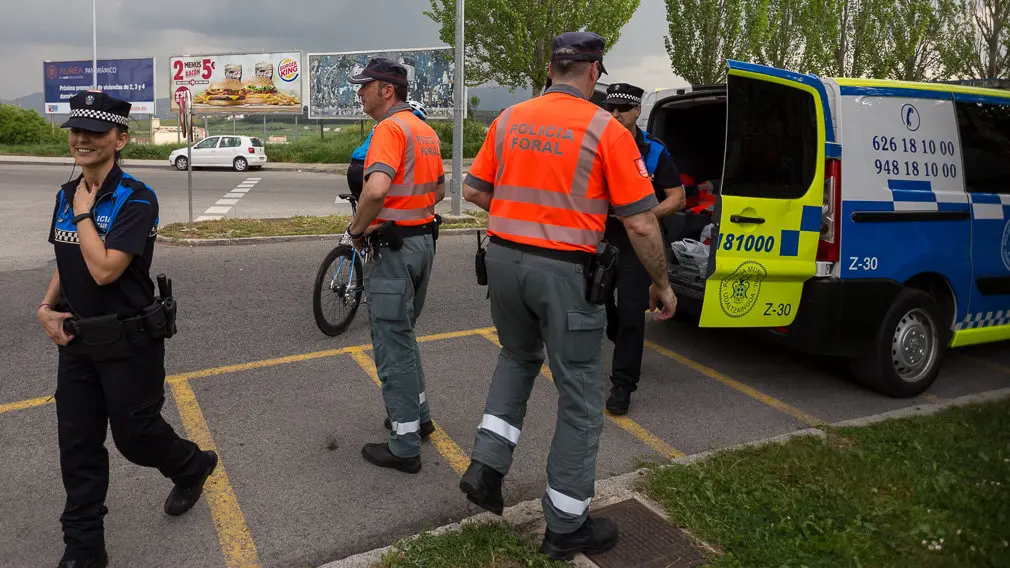 Agentes de la Policía Foral y la Policía Local de Barañáin participan en el primer control preventivo de uso de la bicicleta (42). IÑIGO ALZUGARAY